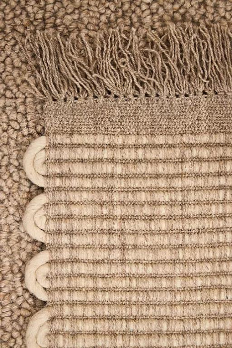 Я как-то уже рассказывала про ковры TKANO из коллекции Cultural Heritage, сделанных на основе орнаментов народов России, — отличный пример работы с наследием, а теперь хочу продолжить тему. Приятная сторона поздней осени в том, что сейчас самое время красиво утепляться, и с коврами тут мало что сравнится.