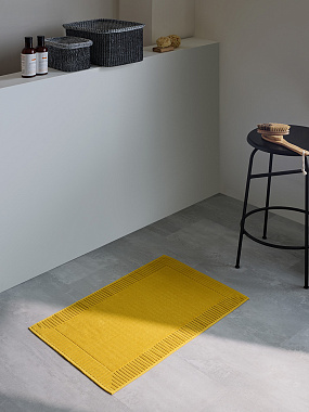 картинка Коврик для ванной с фактурным бортиком цвета охры из коллекции Essential от магазина Tkano