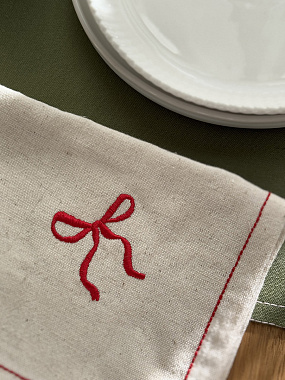 картинка Салфетка сервировочная Fancy Bows бежевого цвета из коллекции Essential, 45х45 см от магазина Tkano