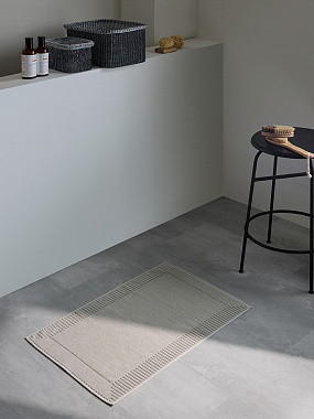 картинка Коврик для ванной с фактурным бортиком бежево-серого цвета из коллекции Essential от магазина Tkano