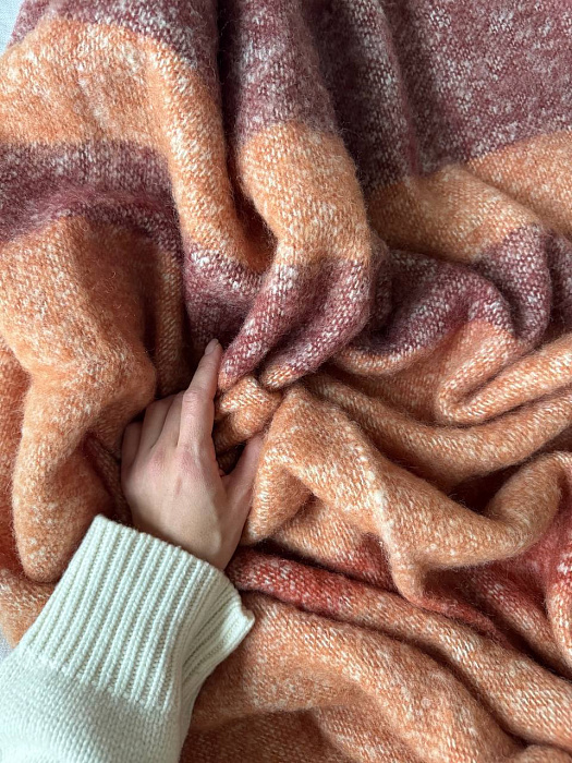 Если бы инженеры придумали способ передачи тактильных данных в интернете, мы бы в первую очередь предложили вам виртуально потрогать наши мохеровые пледы — потому что они о-оочень мягкие и невероятно приятные на ощупь.