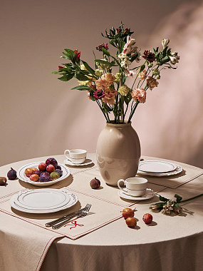 картинка Скатерть Fancy Bows бежевого цвета из коллекции Essential, 180х240 см от магазина Tkano