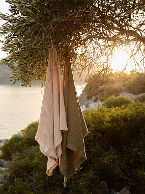 картинка Полотенце банное из умягченной вафли цвета хаки из коллекции Essential, 70x140 см от магазина Tkano