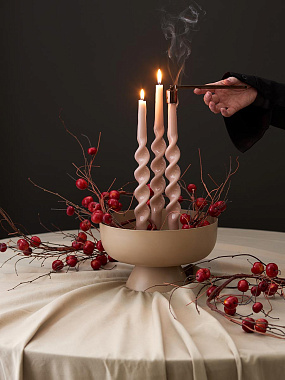 картинка Набор из двух свечей цвета пыльной розы из коллекции Essential от магазина Tkano