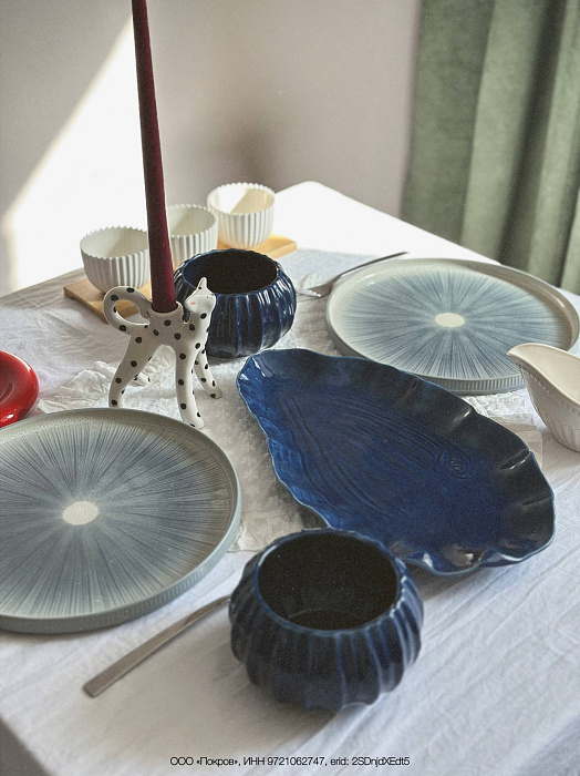 Один из поводов для такого яркого ужина — красивейший набор посуды дома