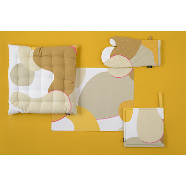 картинка Прихватка-варежка из хлопка горчичного цвета с авторским принтом из коллекции Freak Fruit от магазина Tkano