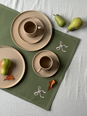 картинка Дорожка на стол Fancy Bows оливкового цвета из коллекции Essential, 45x150 см от магазина Tkano