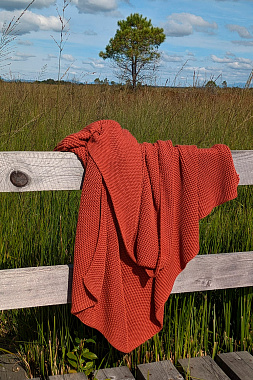 картинка Плед из хлопка жемчужной вязки терракотового цвета из коллекции Essential от магазина Tkano