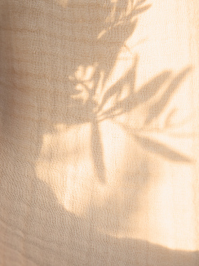 картинка Покрывало двухстороннее из многослойного муслина цвета охры из коллекции Essential от магазина Tkano