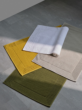 картинка Коврик для ванной с фактурным бортиком бежево-серого цвета из коллекции Essential от магазина Tkano