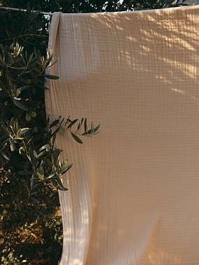 картинка Покрывало двухстороннее из многослойного муслина цвета охры из коллекции Essential от магазина Tkano