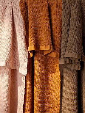 картинка Полотенце банное из умягченной вафли цвета охры из коллекции Essential от магазина Tkano