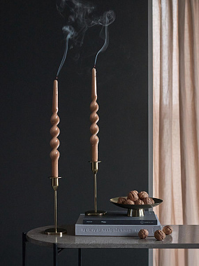 картинка Набор из двух свечей светло-коричневого цвета из коллекции Essential от магазина Tkano