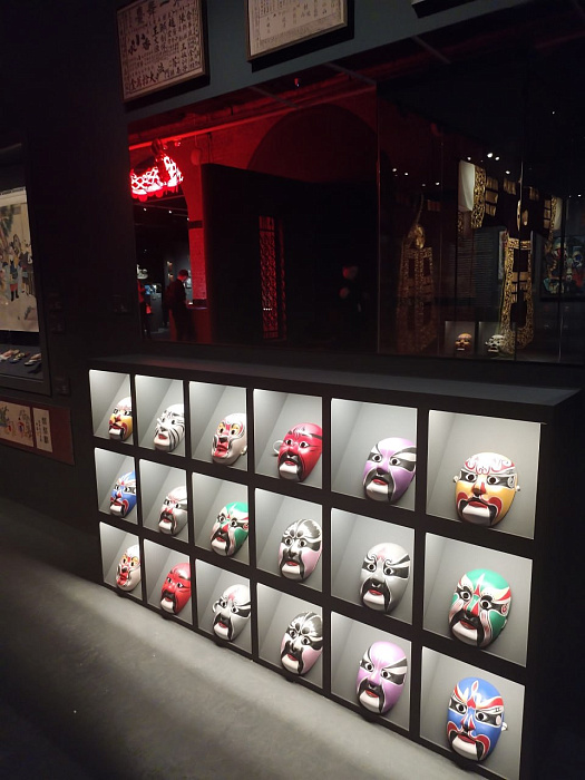 В марте хочется ярких красок и впечатлений, но на улице еще не совсем комфортно, поэтому предлагаем посетить выставки и спектакли в уютных пространствах Москвы.