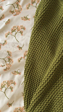 картинка Плед из хлопка жемчужной вязки оливкового цвета из коллекции Essential от магазина Tkano