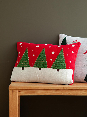 картинка Подушка вязаная с новогодним рисунком Festive Wood из коллекции New Year Essential от магазина Tkano