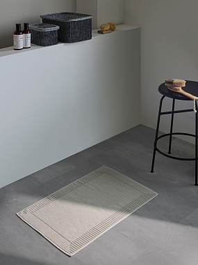 картинка Коврик для ванной с фактурным бортиком бежево-серого цвета из коллекции Essential от магазина Tkano