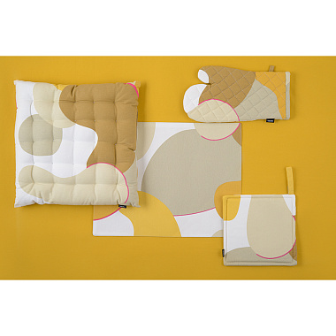 картинка Прихватка-варежка из хлопка горчичного цвета с авторским принтом из коллекции Freak Fruit от магазина Tkano