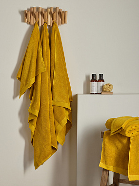 картинка Полотенце банное цвета охры из коллекции Essential от магазина Tkano