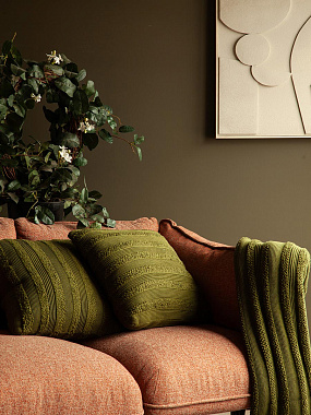 картинка Плед из хлопка с буклированной вязкой оливкового цвета из коллекции Essential от магазина Tkano