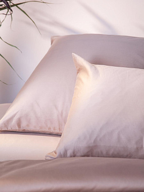 картинка Набор наволочек из премиального сатина бежевого цвета из коллекции Essential от магазина Tkano