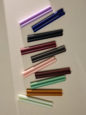 картинка Набор из двух свечей бордового цвета из коллекции Edge от магазина Tkano