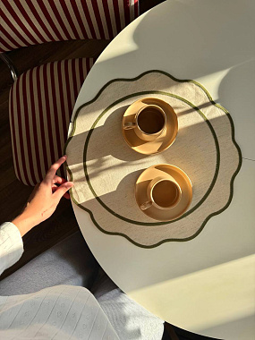 картинка Салфетка под приборы Anemone из коллекции Trendy Ruffles, Ø38 см, оливковый от магазина Tkano